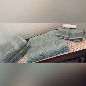 Like New Bathroom Set